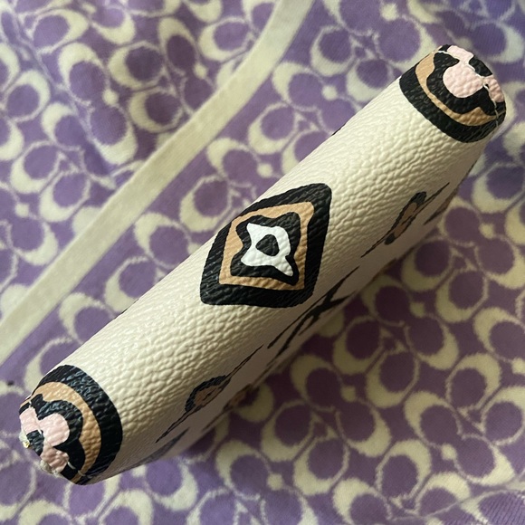 Louis Vuitton Wild At Heart Zippy Wallet - Picture 5 of 12